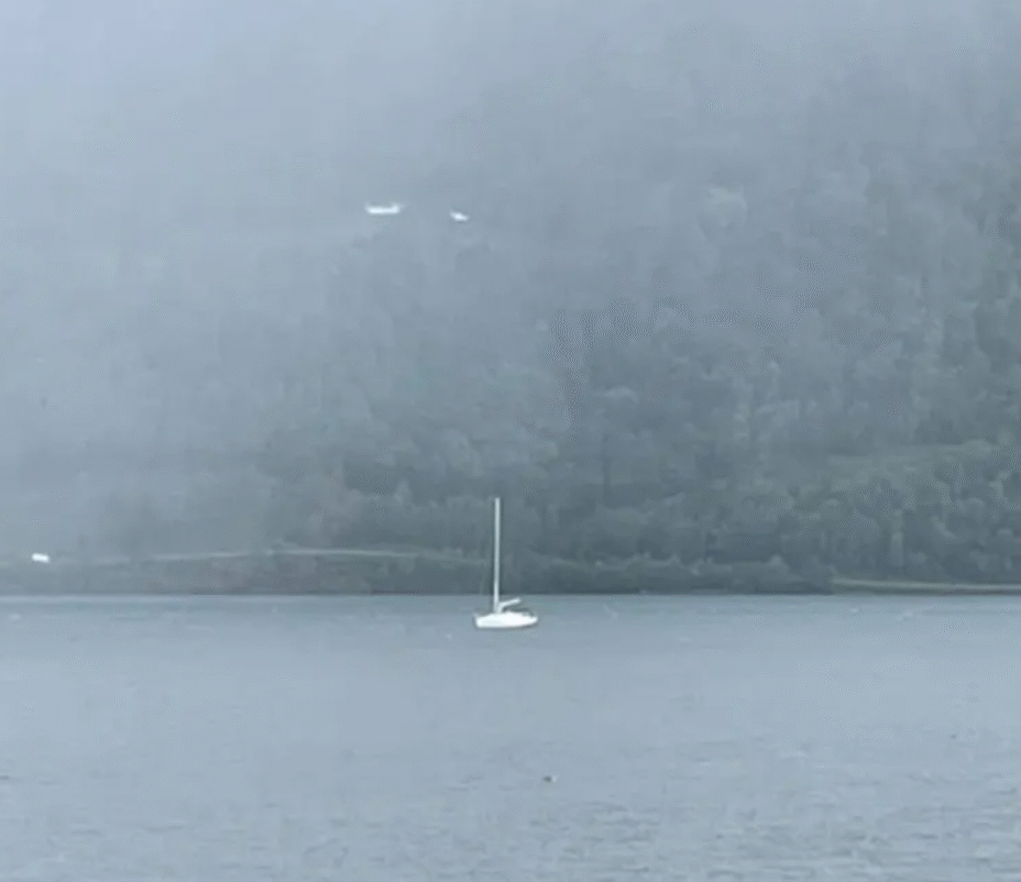 Hvit seilbåt driver i fjorden. Foto: Politiet.