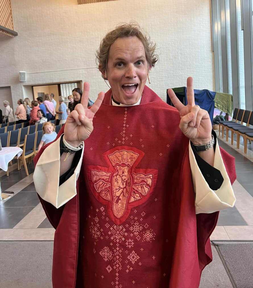 Søndag 28.august ble Magnus Gillebo vigslet til sogneprest i Kopervik kirke. Foto: Kopervik kirke/Facebook.