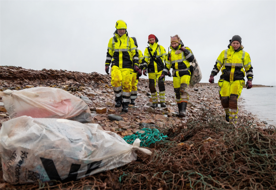 Plast på avveie er en av verdens raskest voksende miljøkriser. Strandrydding bidrar til å begrense problemet. Klaus Rodahl