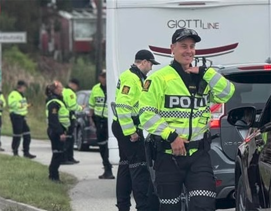 Politistudenter fra andre årstrinn gjennomfører omfattende øvelser i Haugesunds gater. Foto: Sør-Vest politidistrikt.