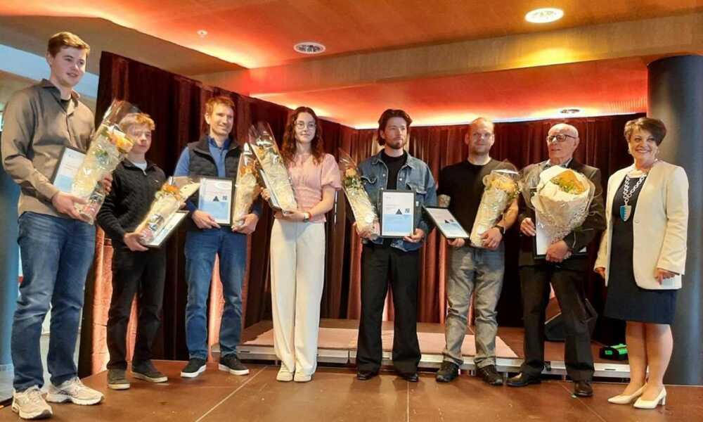 Marius Fedje (f.v.), Jan Filip Jensen, Peter Øren, Annika Tökés Krokå, Hans Kristian Åsheim Havreberg, Gisle Enge, Karsten Lunde og ordførar Mette Heidi Bergsvåg Ekrheim.