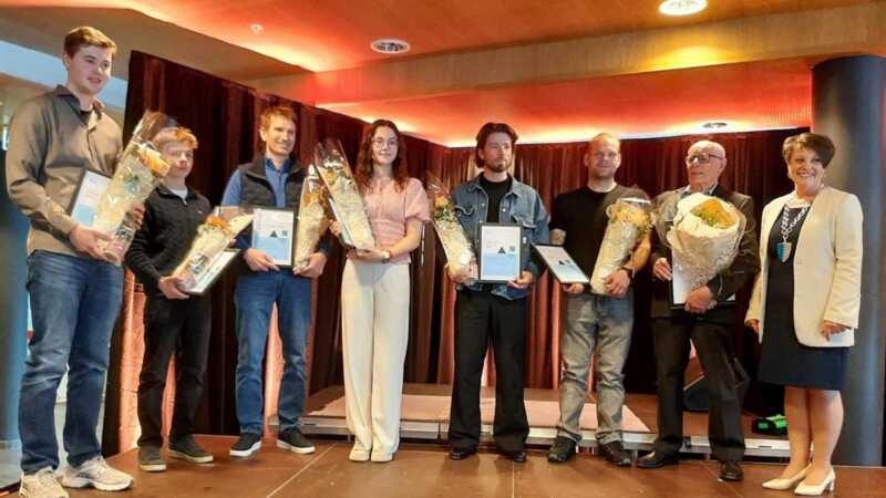 Marius Fedje (f.v.), Jan Filip Jensen, Peter Øren, Annika Tökés Krokå, Hans Kristian Åsheim Havreberg, Gisle Enge, Karsten Lunde og ordførar Mette Heidi Bergsvåg Ekrheim.