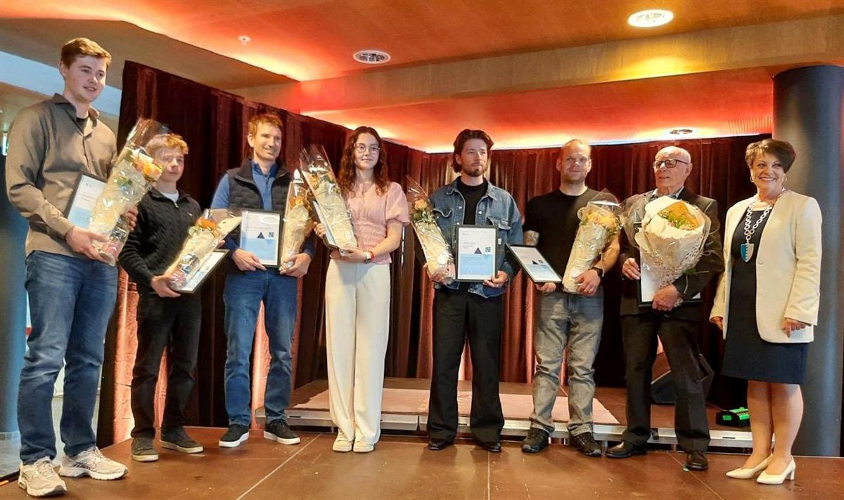 Marius Fedje (f.v.), Jan Filip Jensen, Peter Øren, Annika Tökés Krokå, Hans Kristian Åsheim Havreberg, Gisle Enge, Karsten Lunde og ordførar Mette Heidi Bergsvåg Ekrheim.