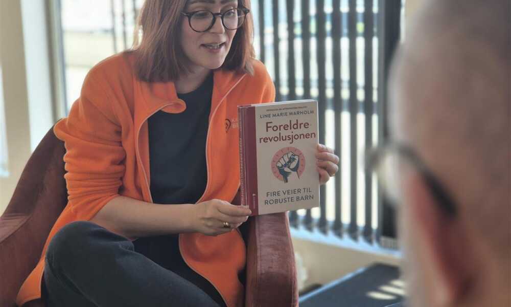 Britt Helen Skoglund, ansvarlig for babytreffet, ønsker velkommen til en åpen møteplass for småbarnsforeldre på biblioteket i Kopervik