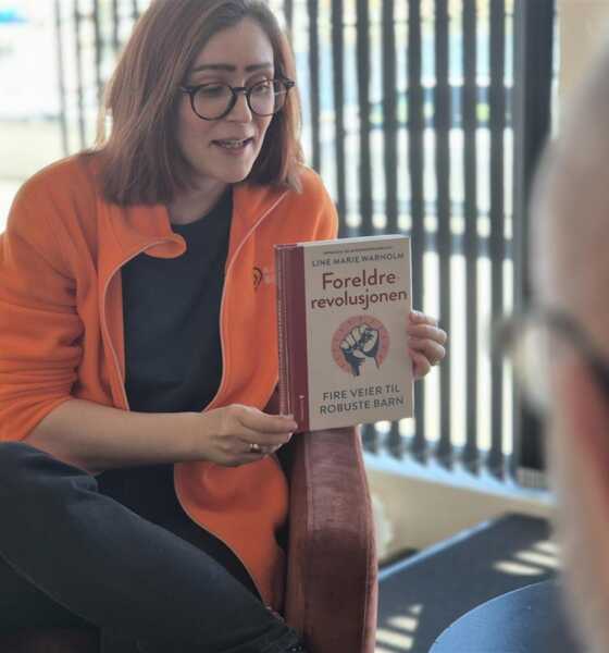 Britt Helen Skoglund, ansvarlig for babytreffet, ønsker velkommen til en åpen møteplass for småbarnsforeldre på biblioteket i Kopervik