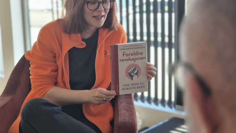 Britt Helen Skoglund, ansvarlig for babytreffet, ønsker velkommen til en åpen møteplass for småbarnsforeldre på biblioteket i Kopervik