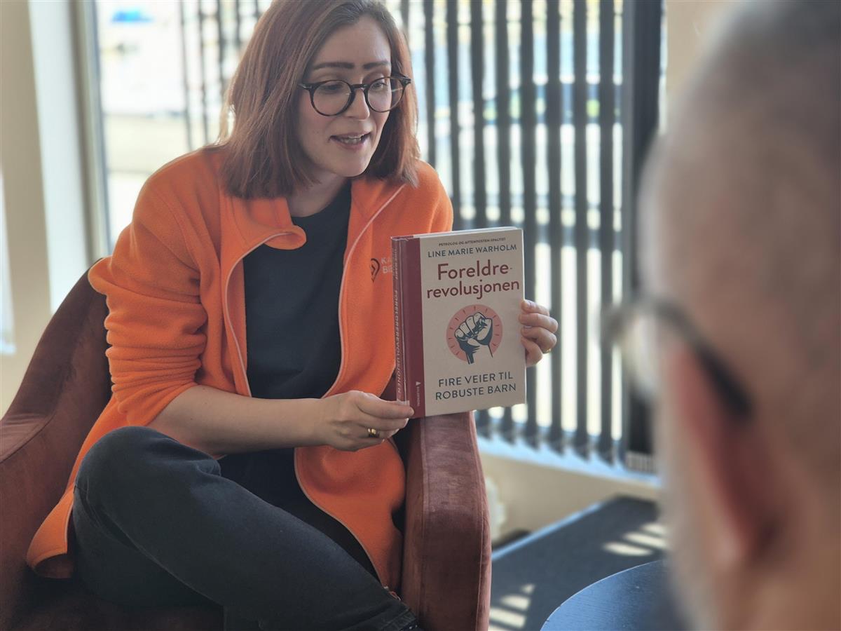 Britt Helen Skoglund, ansvarlig for babytreffet, ønsker velkommen til en åpen møteplass for småbarnsforeldre på biblioteket i Kopervik