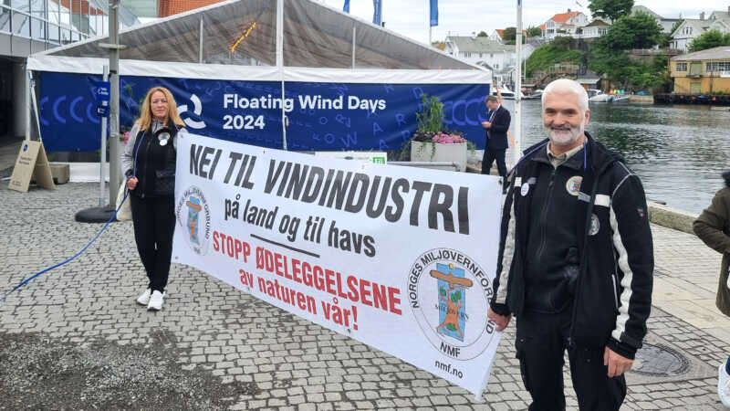 Norges Miljøvernforbund ved Marianne Sol Levinsen og Arnfinn Nilsen under Floating Wind Days i Haugesund i 2024. Foto: NMF.