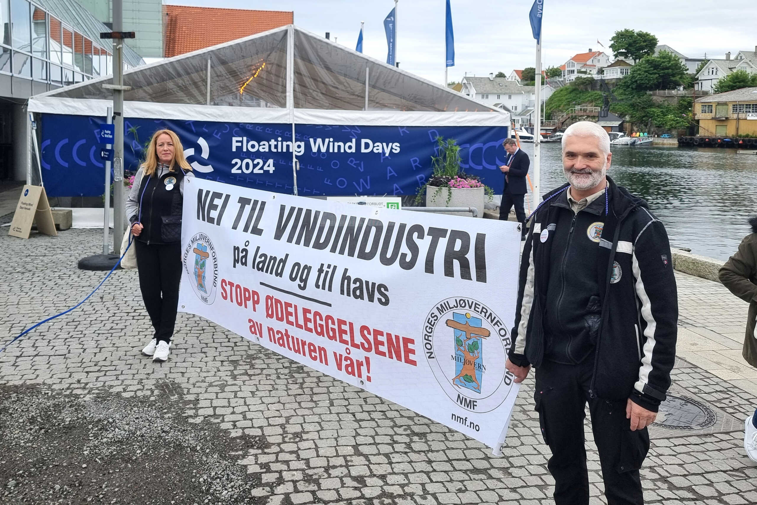 Norges Miljøvernforbund ved Marianne Sol Levinsen og Arnfinn Nilsen under Floating Wind Days i Haugesund i 2024. Foto: NMF.
